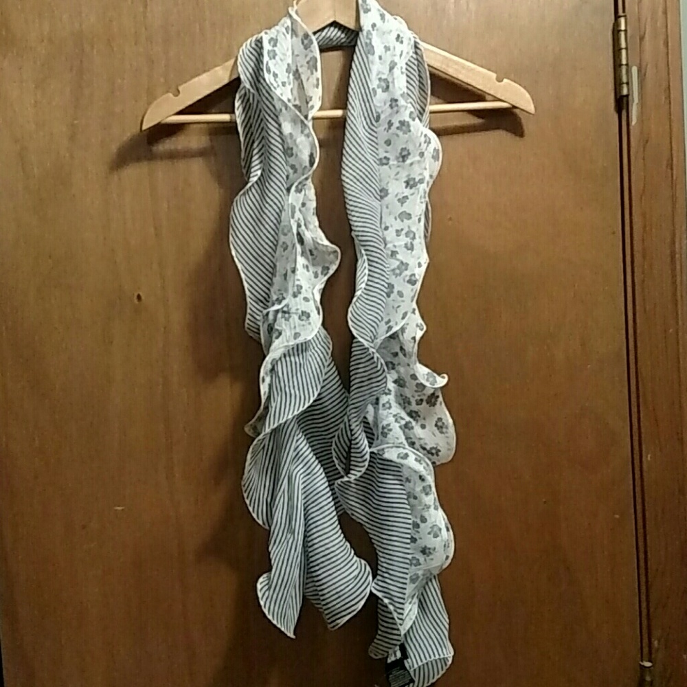 Strip and flowered scraf